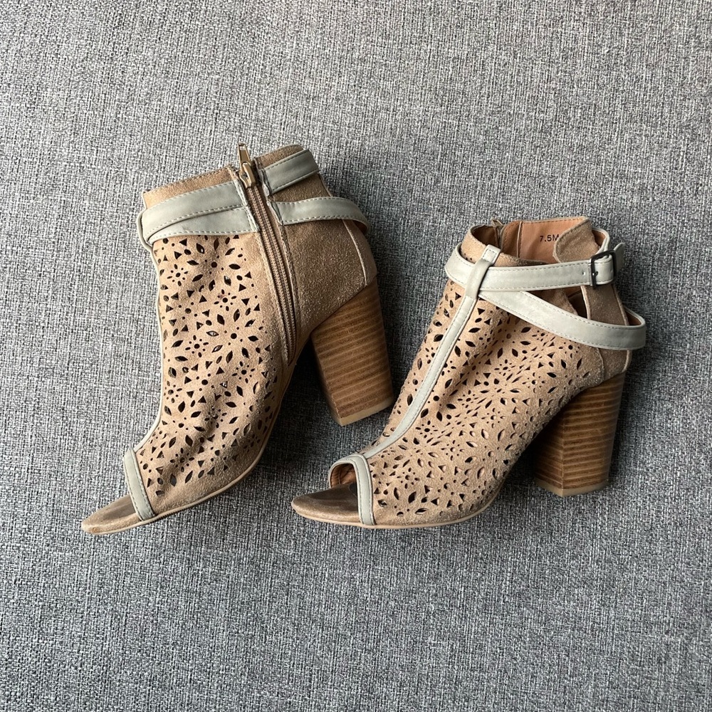 BKE Tan Cutout Chunky Heeled Sandals